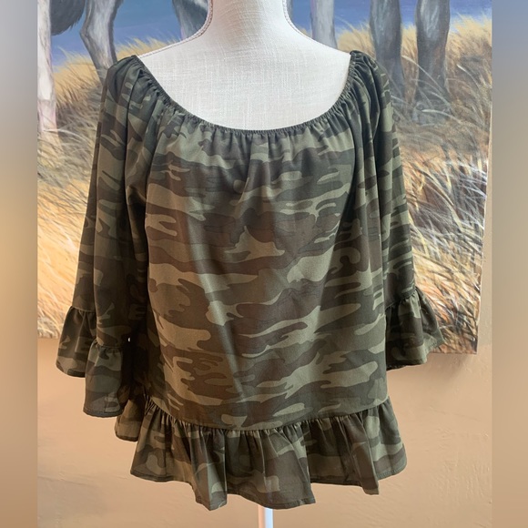 Sanctuary SZ LG cropped camouflage blouse with ruffles. Preowned but like new - Picture 2 of 6